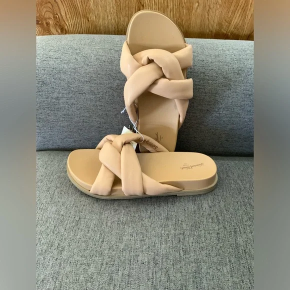 Universal Thread - Picture 2 of 3